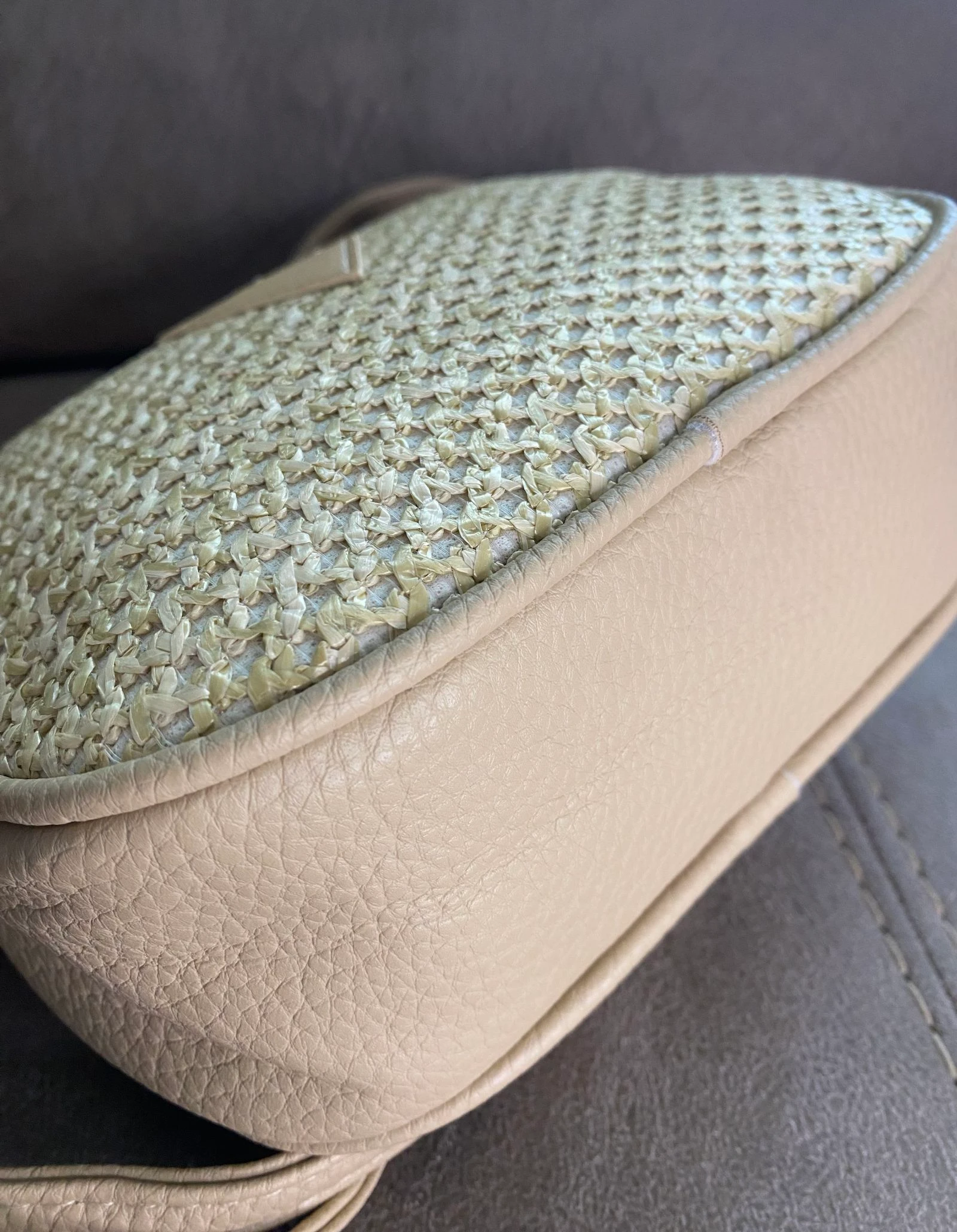Kleine schoudertas van raffia en kunstleer beige – photo 7